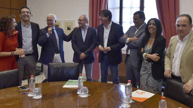Representantes del Gobierno andaluz, del PSOE y de Ciudadanos, tras la firma del acuerdo para el Presupuesto de 2018.