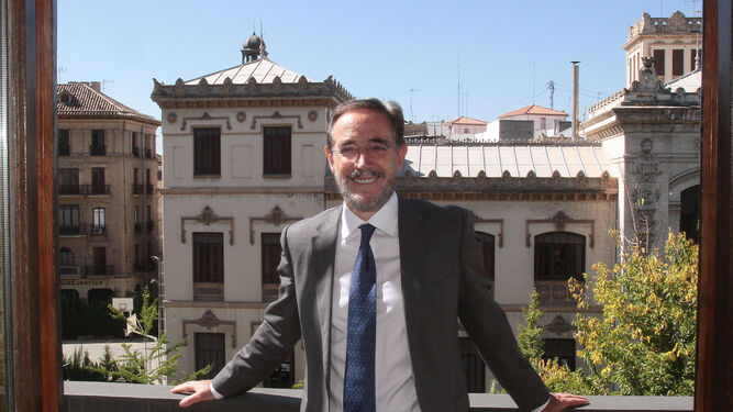 El consejero de Fomento, Felipe López, en la sede de la Junta en Granada.