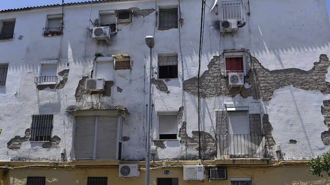 El deterioro palpable en una fachada de un edificio de viviendas en Los Pajaritos