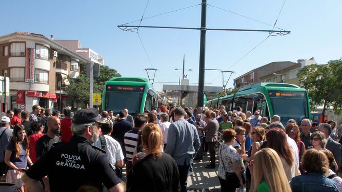 Decenas de personas se acercaron a las paradas para subir por primera vez al Metro.