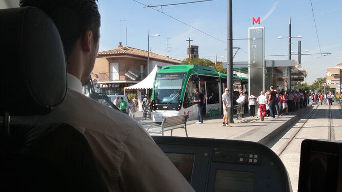 Uno de los trenes llega a la parada de Armilla, una de las cabeceras del trayecto del Metropolitano.