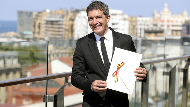 Antonio Banderas, con su Premio Nacional de Cinematografía, ayer, en San Sebastián.