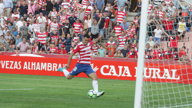 Joselu se dispone a marcar el tercer gol del Granada ante el Córdoba.