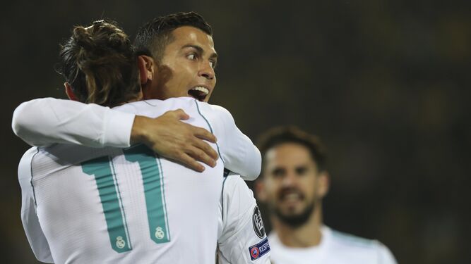 Cristiano celebra con Bale uno de sus tantos en Dortmund.