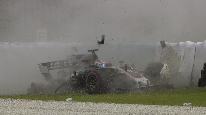 Grosjean durante el accidente sufrido en Sepang
