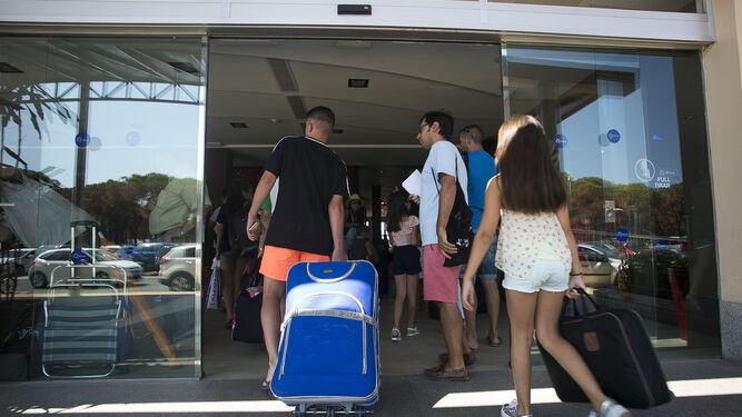 Turistas transportando sus maletas, este verano.