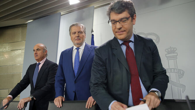 Álvaro Nadal (d), Íñigo Méndez de Vigo y Luis de Guindos (i), tras la reunión del Consejo de Ministros.