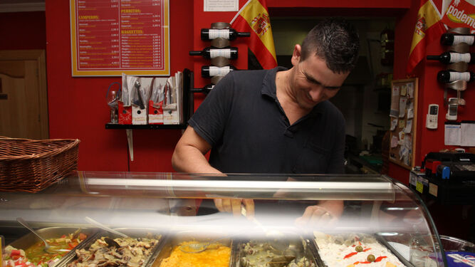 Un camarero trabajando en un bar de Málaga.