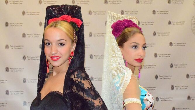 Dos modelos vestidas con trajes de flamenca de Luz Atelier posan tras la presentación en el Ayuntamiento.