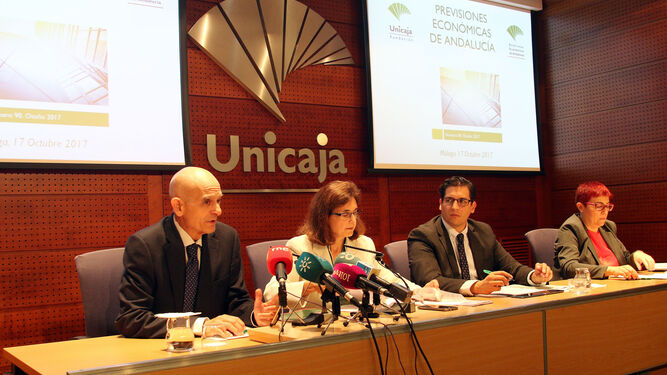 Francisco García Navas, Felisa Becerra, Rafael Muñoz, ayer, en la presentación del informe económico.
