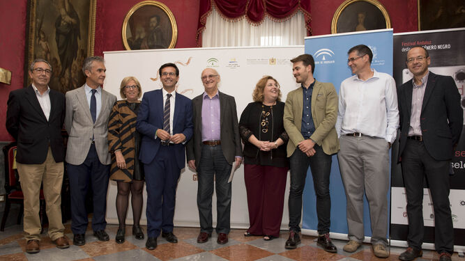 Foto de familia de los representantes institucionales en la presentación del festival.