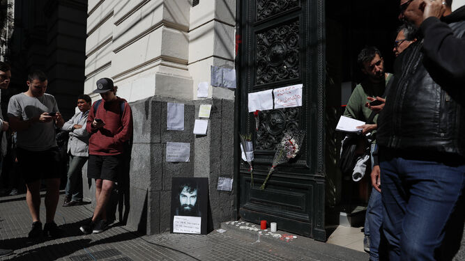 Notas y flores en el exterior de la morgue judicial del Cuerpo Médico Forense de la Corte Suprema de Justicia, en Buenos Aires, durante la autopsia del cadáver.