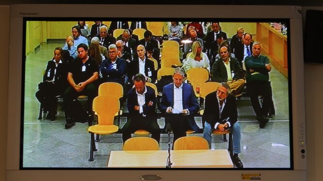 Imagen de un monitor de la sala de prensa de la Audiencia Nacional que muestra al banquillo de los acusados de la trama Gürtel.
