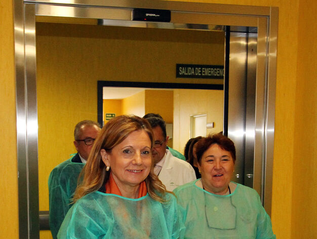 Im&aacute;genes de la visita de la consejera de Salud, Marina Alvarez, a los dos nuevos quir&oacute;fanos que estrenar&aacute; el Hospital Infanta Elena.
