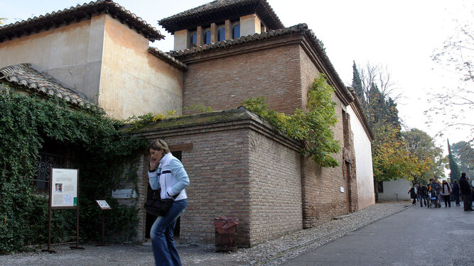 Entrada al edificio en el que se abrirá el Museo Ángel Barrios en la calle Real de la Alhambra.
