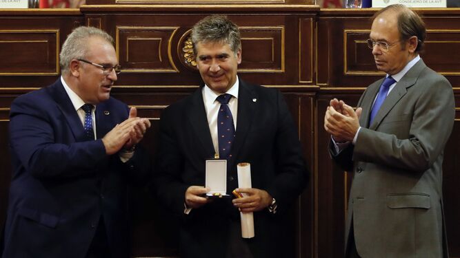 El presidente de la AVT, Alfonso Sánchez (izda.), ayer en el Senado.