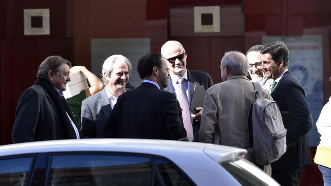 José María Mohedano, Alfonso Martínez del Hoyo y otros abogados defensores del caso de los ERE, en Sevilla.
