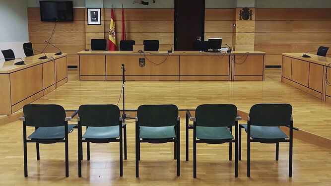 La sala con las cinco sillas en la que se sientan los cinco acusados