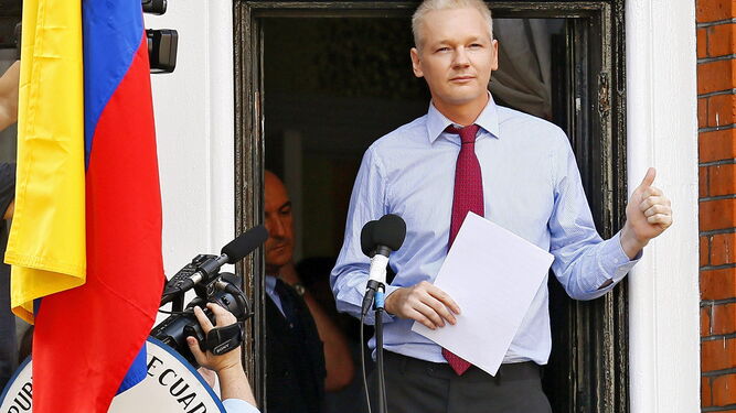 Julian Assange en la embajada de Ecuador en londres.