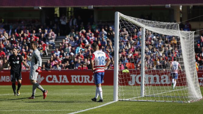 Joselu se lamenta por una ocasión fallada el domingo contra el Sevilla Atlético, que logró su primer triunfo de la temporada ante el Granada.