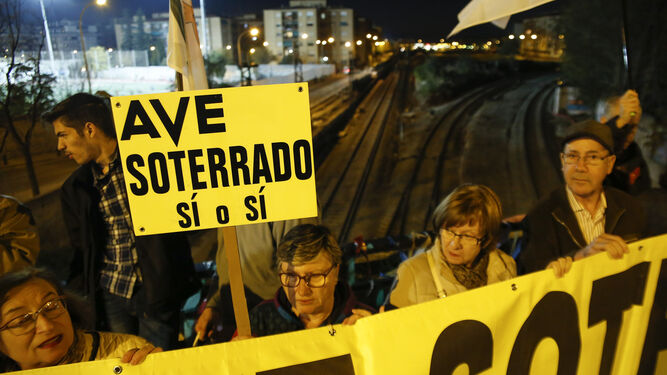 Los manifestantes recordaron que Granada lleva 955 días aislada por tren.