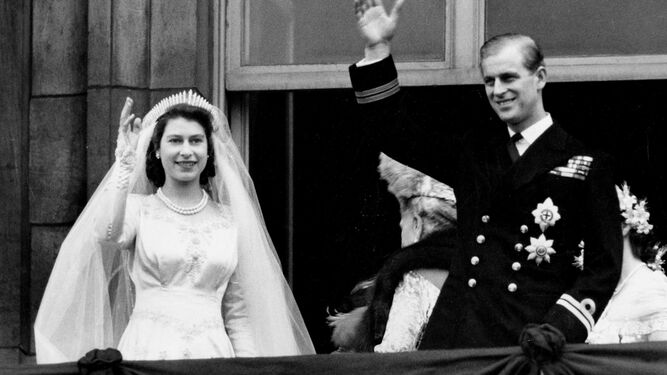 Isabel II y Felipe saludan desde el balcón el día de su boda.