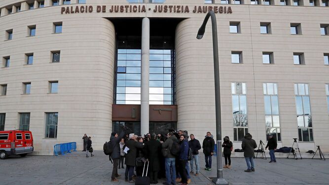 Un grupo de periodistas pregunta a uno de los abogados de las partes a las puertas del Palacio de Justicia