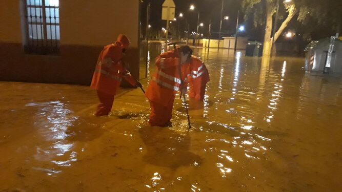 Operarios de emergencias de Utrera trabajan en la zona inundada