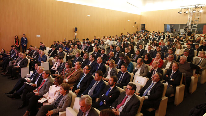 Los empresarios llenaron el salón de actos durante la inauguración del evento.