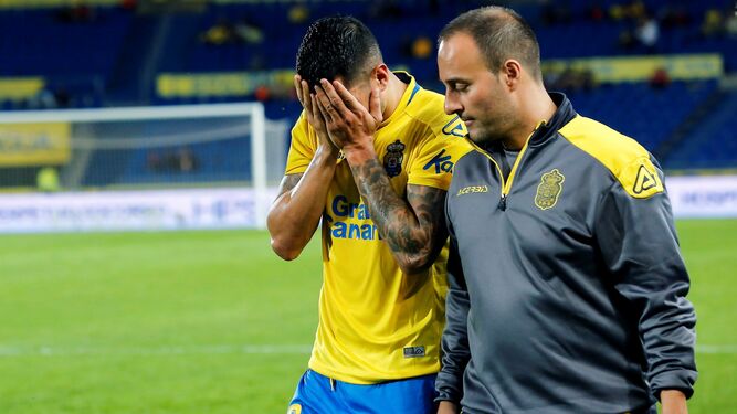 Vitolo abandona llorando el campo tras lesionarse ante el Deportivo en la Copa.