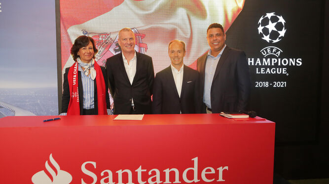 Ana Botín, presidenta de Santander; Guy-Laurent Epstein, director de Marketing de la UEFA; Rami Aboukhair, consejero delegado de Santander, y el ex futbolista Ronaldo, en el anuncio del acuerdo de patrocinio.
