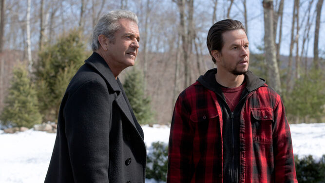 Mel Gibson interpreta al padre de Mark Wahlberg en 'Dos padres por desigual'.