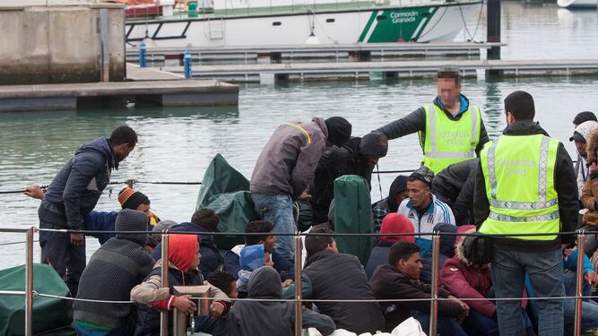 Los inmigrantes rescatados, a su llegada ayer al puerto de Barbate.