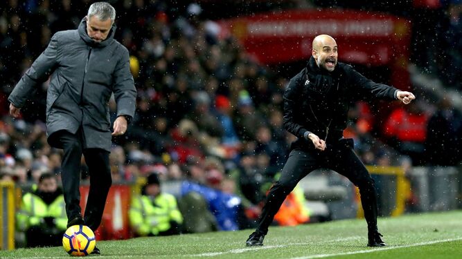 Mourinho pisa el balón mientras Guardiola da instrucciones desde su área técnica.