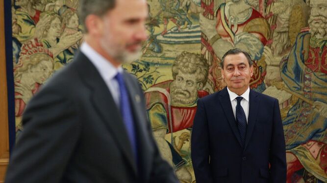 Julián Sánchez Melgar posa ante el Rey durante el acto donde juró el cargo de fiscal general del Estado, ayer en Madrid.