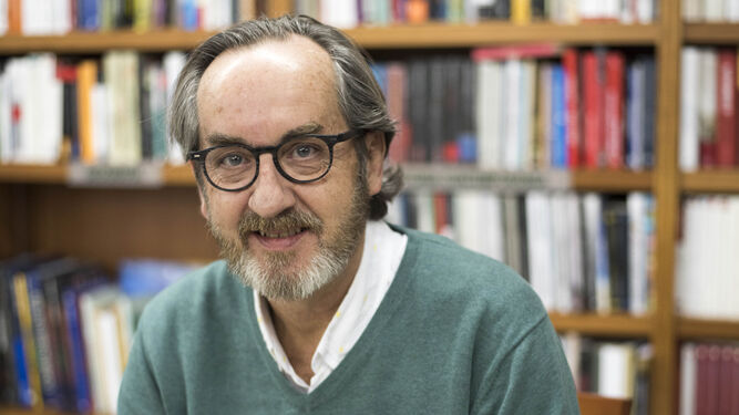 El poeta Javier Bozalongo presentó ayer 'Prismáticos' en la librería Babel acompañado de Carmen Canet.