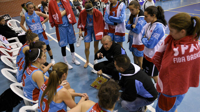 Quique Gutiérrez da instrucciones a sus jugadoras en el duelo ante Gran Canaria.