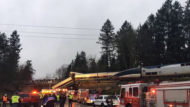 Un tren Amtrack 501 tras descarrilar y caer sobre la autopista interestatal 5 en Washington.