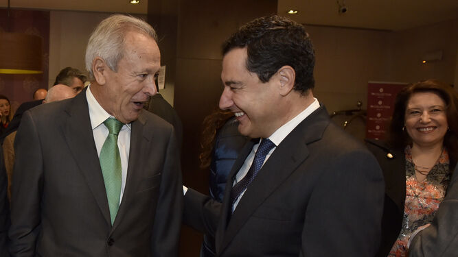 Jos&eacute; Pozo, director general de Azvi, con Juanma Moreno.