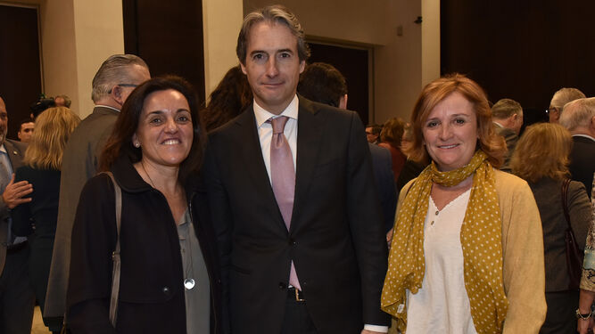 Mar&iacute;a Jos&eacute; Contreras Caro e Isabel Contreras Guyard, con el ministro De la Serna.