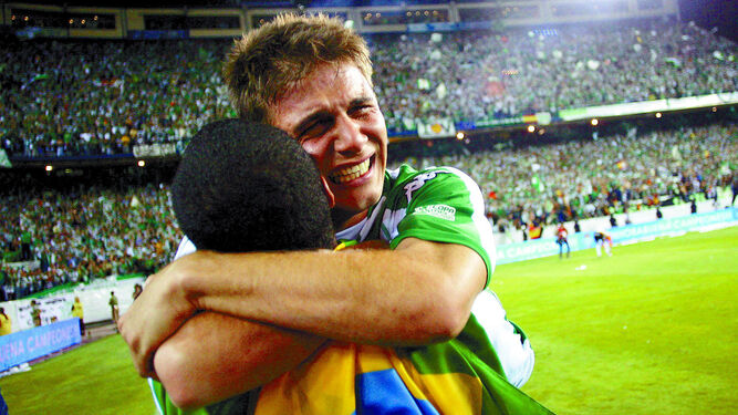 Abrazo de Joaquín y Denilson tras ganar la Copa en 2005.