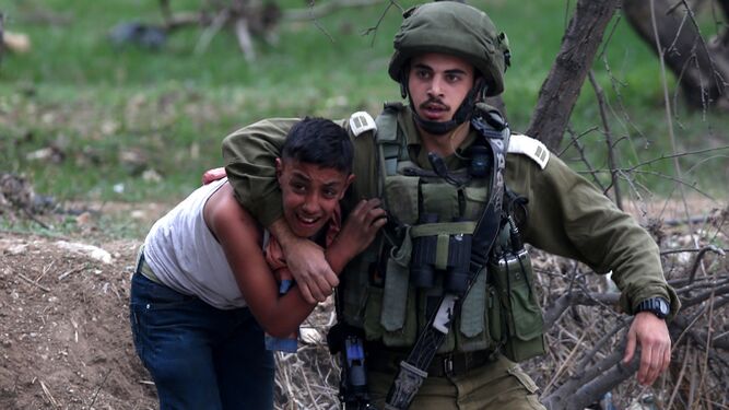 Un niño palestino llora mientras es arrestado por soldados israelíes durante una protesta cerca de Nablus.
