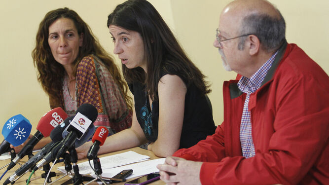 Pilar Rivas (i) y Marta Gutiérrez, en una rueda de prensa.