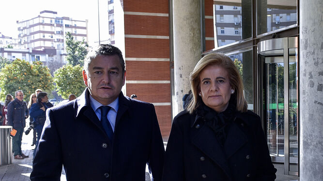 El delegado del Gobierno en Andalucía, Antonio Sanz,  y la ministra de Empleo, Fátima Báñez.