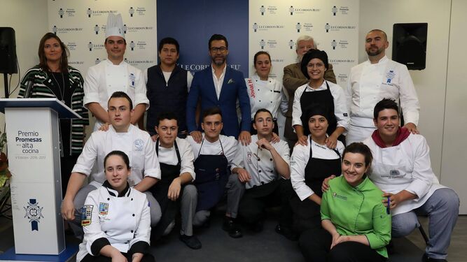 Finalistas del V Premio Promesas de la alta cocina de Le Cordon Bleu Madrid junto al jurado.