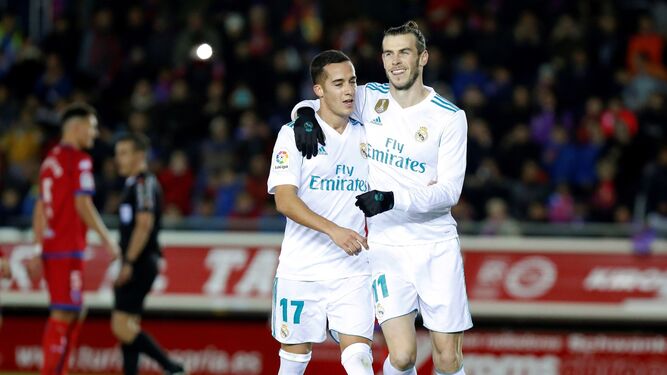 Lucas Vázquez felicita a Bale tras marcar el 1-0.