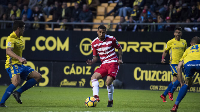 Sergio Peña golpea el esférico en el partido contra el Cádiz.