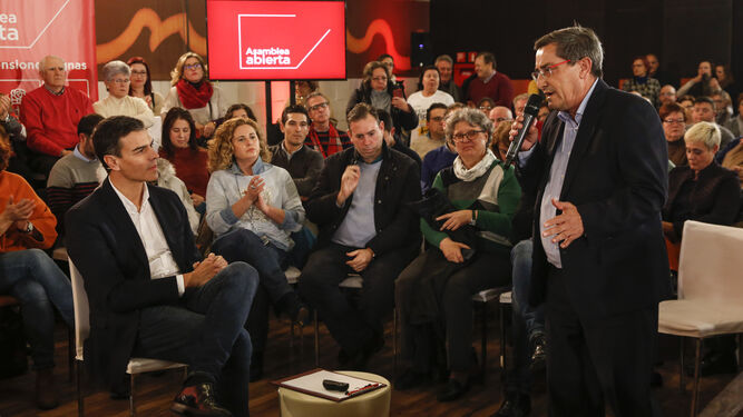 Pedro Sánchez sigue la intervención de José Entrena.