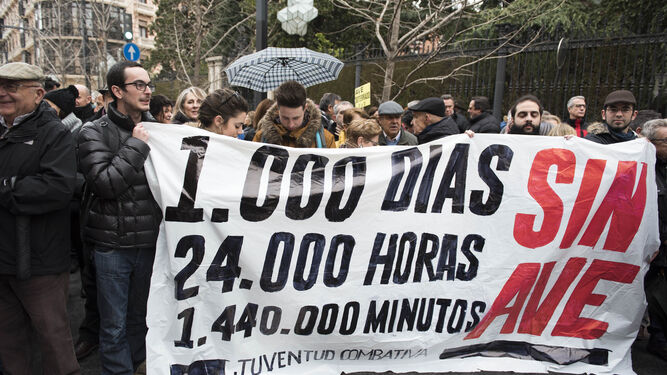 Manifestación ayer en Granada para reclamar a vuelta de las conexiones por tren tras más de mil días de aislamiento ferroviario.