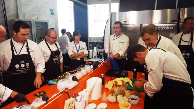Equipo de chefs trabajando codo con codo en la pasada edición de 'Madrid Fusión'.